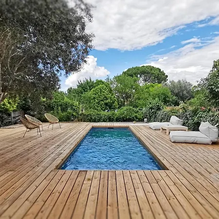Villa La De L'ecole ! Piscine, Jardin, Garage, Clim !